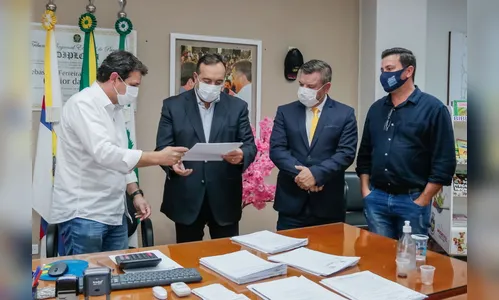 Junior da Femac repassa informações e documentos para CPI