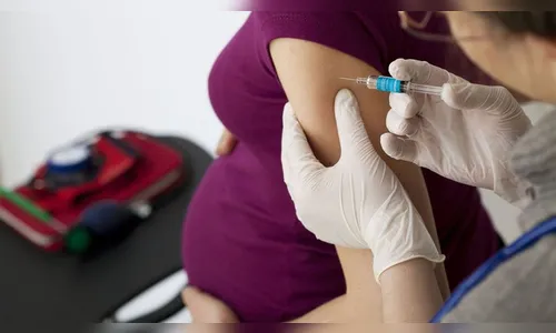 Vacinação de gestantes está suspensa; mulheres relatam medo