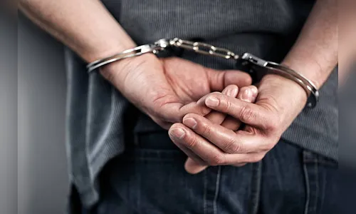 Ladrão invade casa, ameaça família e quebra perna na fuga