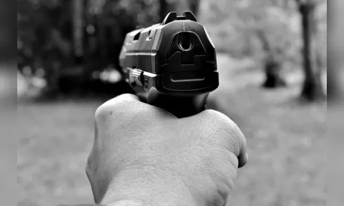 Ladrões armados entram em posto e agridem funcionário