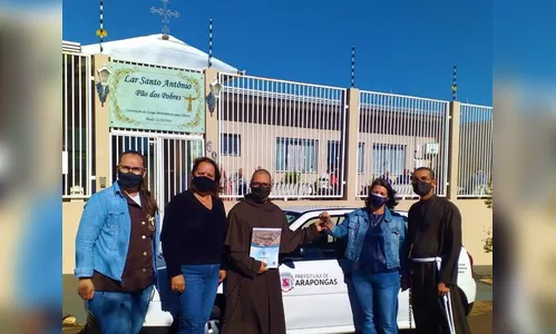 Lar Santo Antônio recebe novo veículo da Semas