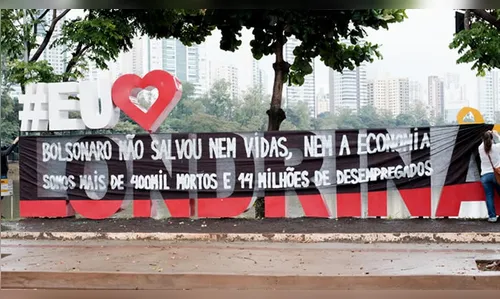 Letreiro turístico é usado em protesto contra Bolsonaro