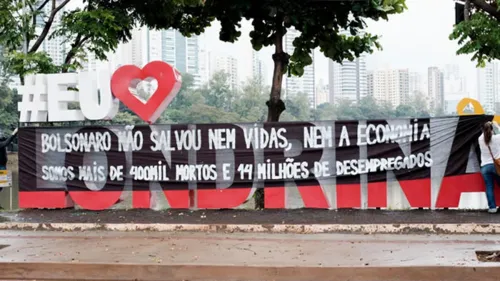 Letreiro turístico é usado em protesto contra Bolsonaro