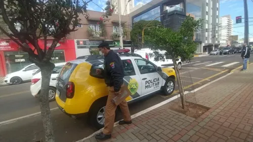 Loja de celulares é alvo de roubo a mão armada; vídeo