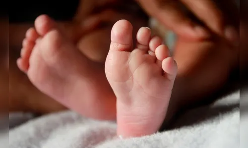 Mãe acorda e encontra bebê de dois meses morto em casa