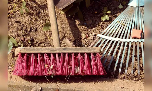 Mãe ameaça bater com vassoura na filha; PM é chamada