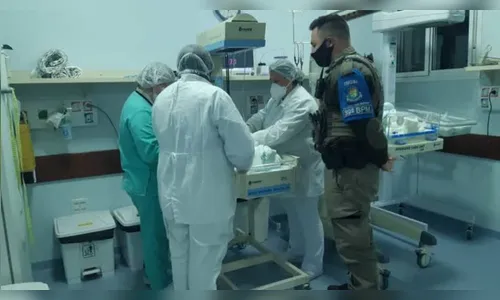 Mãe é detida após jogar recém-nascida pela janela de ônibus