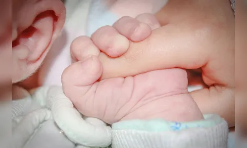 Mãe é presa por maus-tratos após derrubar filha no chão