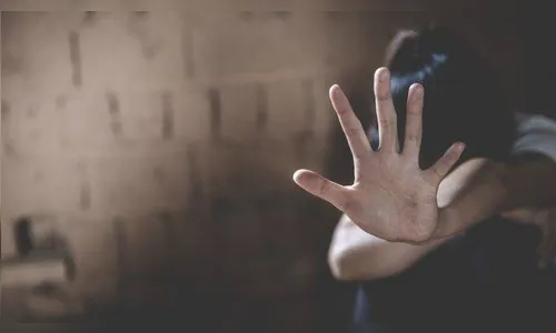 Mãe pede ajuda após filho a ameaçar e pedir para tirar roupa