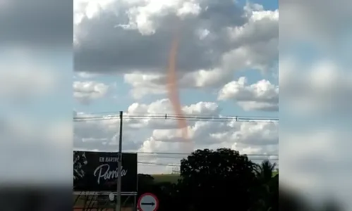 Morador flagra ‘tromba terrestre’ gigante na BR-376; vídeo