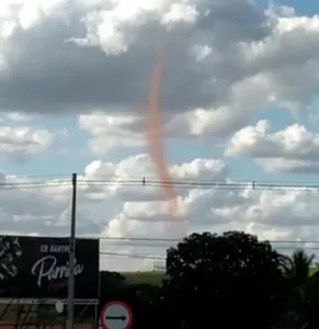 Morador flagra ‘tromba terrestre’ gigante na BR-376; vídeo