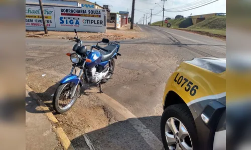Moto é apreendida após abordagem com suspeitos