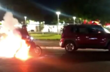 Moto pega fogo em comemoração de título do São Paulo