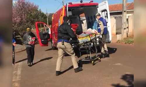 Motociclista de 16 anos fica ferida após bater contra muro