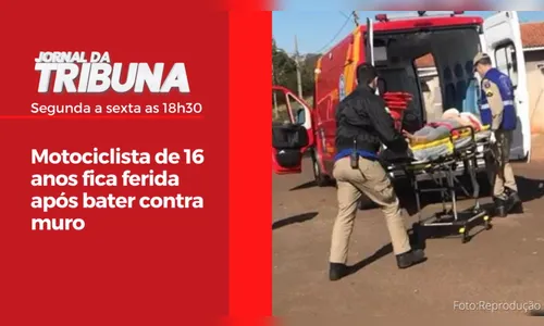 Motociclista de 16 anos fica ferida após bater contra muro