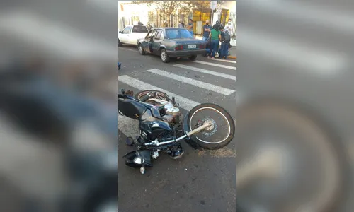 Motociclista fica ferido em acidente no centro de Arapongas
