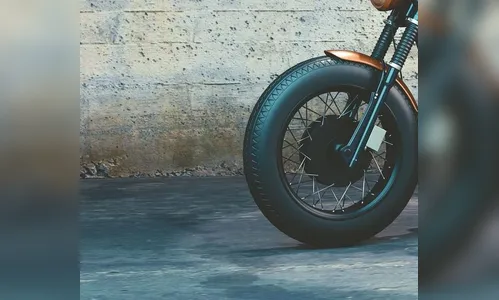 Motociclista foge da PM por estacionamento de supermercado