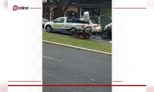 Motociclista foge de blitz, é perseguido e cai da moto; veja