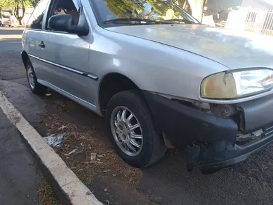 Motociclista machuca joelho em colisão com carro