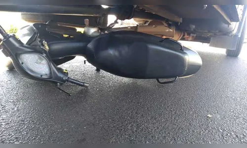Motociclista morre após parar embaixo de caminhão