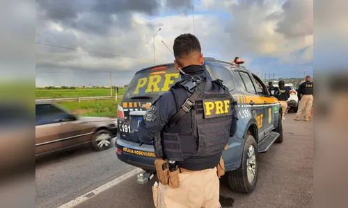 Motociclista morre atingida por rodado que escapou