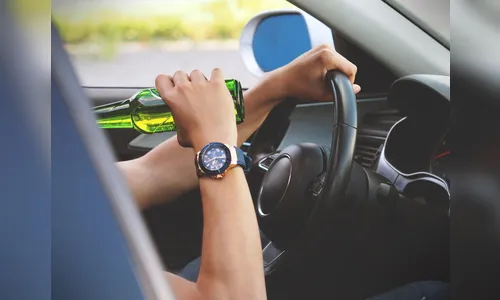 Motorista com CNH vencida é preso com whisky e maconha