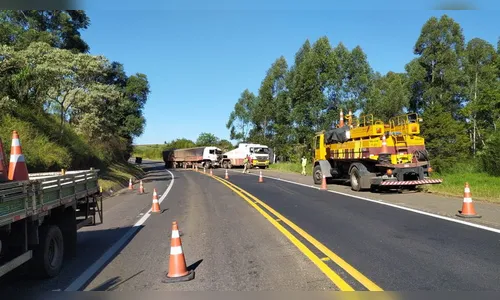 Motorista de caminhão fica ferido em acidente na BR-376