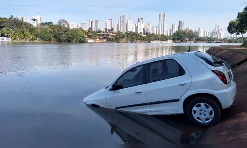 Motorista esquece freio de mão e carro cai no Lago Igapó
