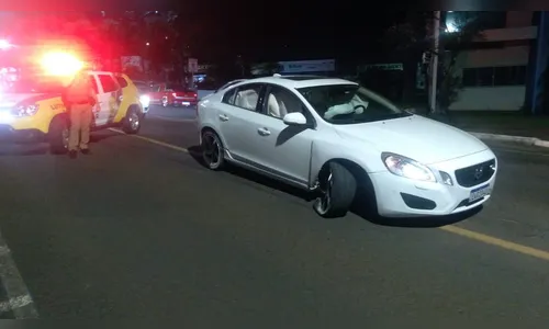 Motorista provoca ferimentos após bater carro no centro