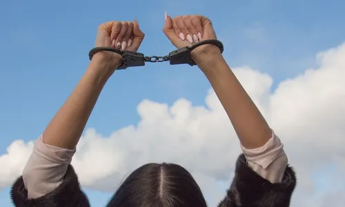 Mulher de 40 anos é presa após furtar celular