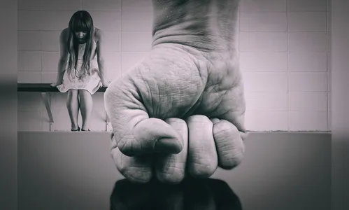 Mulher é agredida com tapas e ferro pelo marido