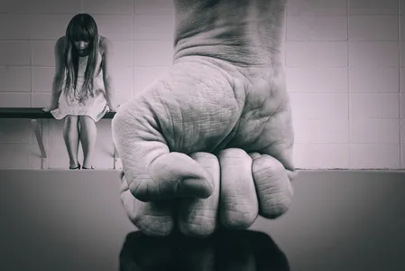 Mulher é agredida com tapas e ferro pelo marido