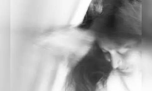 Mulher é arrastada pelos cabelos por namorado bêbado