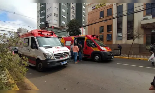Mulher é atropelada por moto no centro de Apucarana; assista