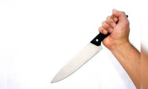 Mulher é esfaqueada pelo namorado e o amigo dele