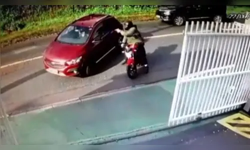 Mulher é morta com mais de 10 tiros por motociclista; Veja