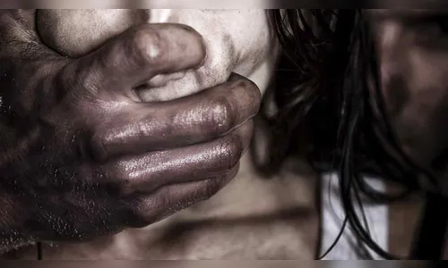 Mulher fica com o rosto sangrando após violência doméstica