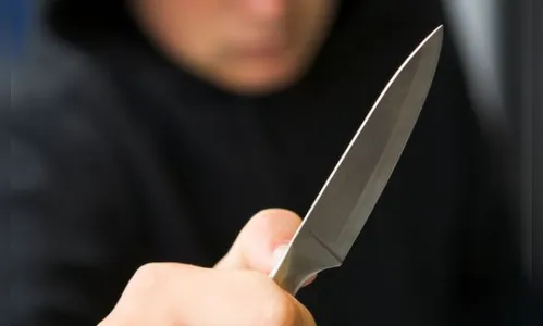 Mulher tem celular roubado por assaltante armado com faca