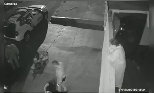 Mulher tenta matar marido com golpes de tesoura; Veja