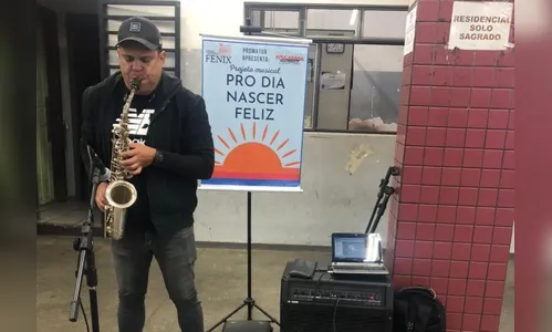 Músico alegra passageiros do terminal de Apucarana; assista