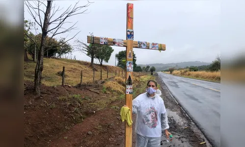 Avó carrega cruz para pagar promessa pela vida dos netos