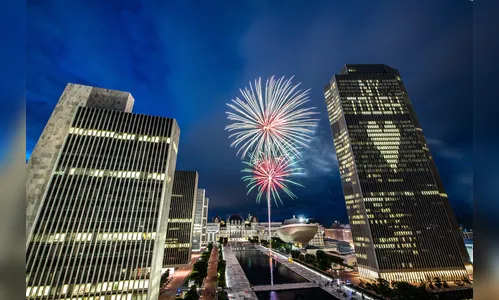 Nova York festeja fim de restrições contra covid com fogos