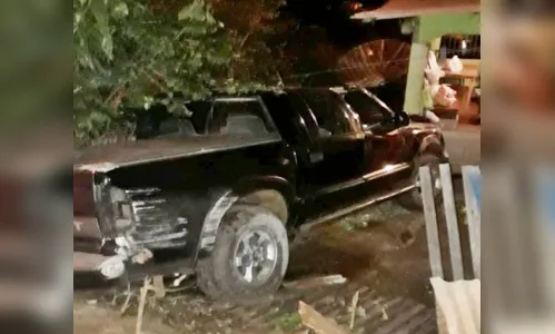 Camionete desgovernada invade casas em Ivaiporã