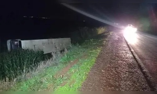 Ônibus com cerca de 20 trabalhadores tomba no Paraná