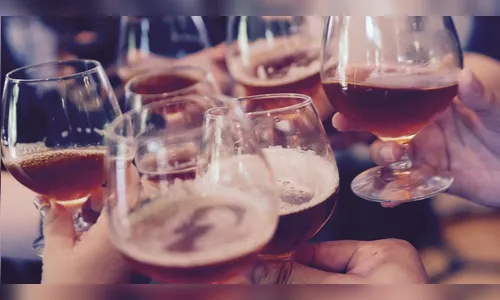 PM orienta pessoas ingerindo bebida alcóolica na rua