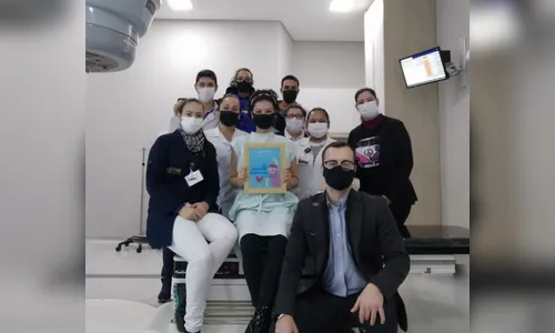 Paciente comemora alta das sessões de radioterapia