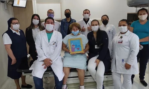 Paciente comemora última sessão de radioterapia