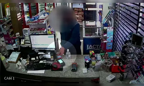 Pai obriga filho a devolver cofrinho furtado com doações