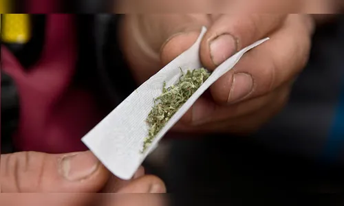 Passageiro de moto é detido portando maconha na região