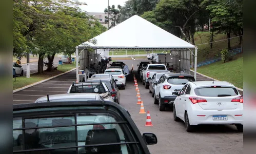 Pessoas que têm 49 anos são vacinadas em Apucarana